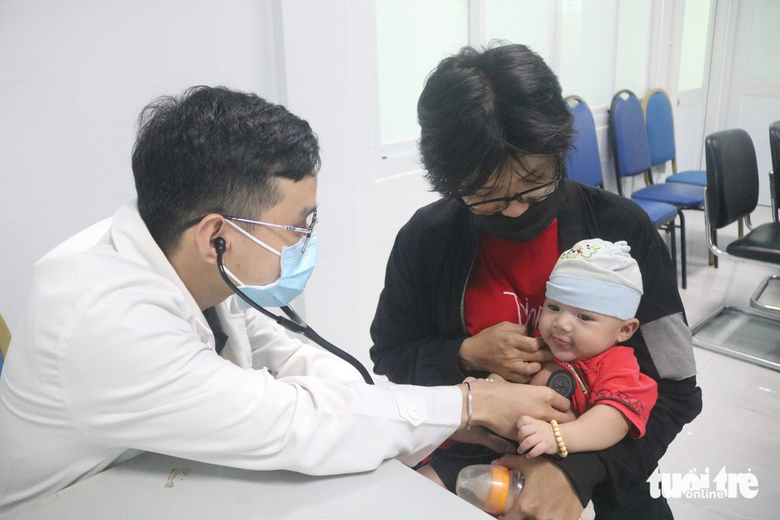 Bác sĩ khám sàng lọc cho trẻ trước khi tiêm vắc xin 5 trong 1 tại Trạm y tế phường Bình Trưng Tây (TP Thủ Đức) - Ảnh: THU HIẾN