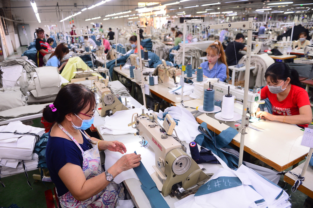 Công nhân dệt may làm hàng xuất khẩu tại Công ty TNHH Việt Thắng Jean, TP Thủ Đức, TP.HCM - Ảnh: QUANG ĐỊNH