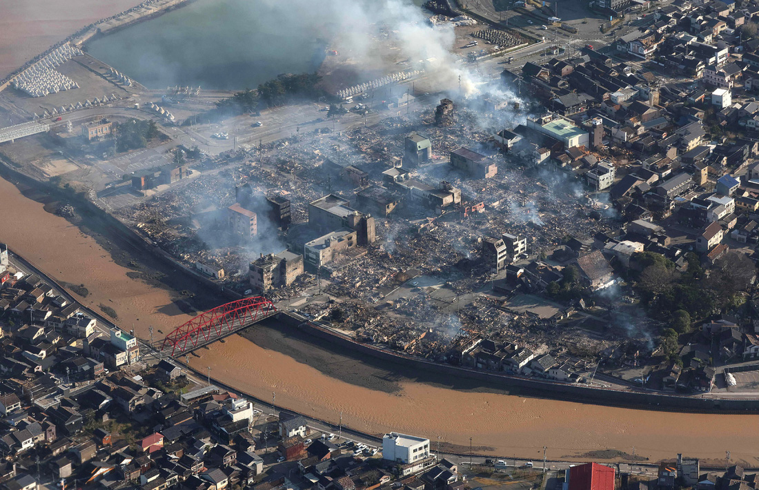 Toàn cảnh thành phố Wajima, cách tâm chấn động đất khoảng 30km, bị tàn phá nặng nề - Ảnh: AFP
