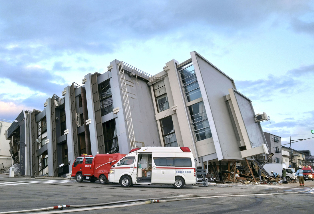 Một tòa nhà cao tầng tại thành phố Wajima đổ sập hoàn toàn sau trận động đất - Ảnh: REUTERS