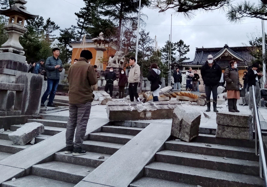Ngôi đền Onohiyoshi tại tỉnh Kanazawa, cách tâm chấn động đất hơn 100km, bị hư hại do trận động đất - Ảnh: AFP