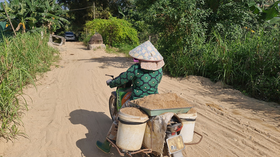 Những chiếc xe máy công khai trộm cát ở mỏ cát Trường Xuân Thọ Lộc (xã Tịnh Hà) - Ảnh: TRẦN MAI