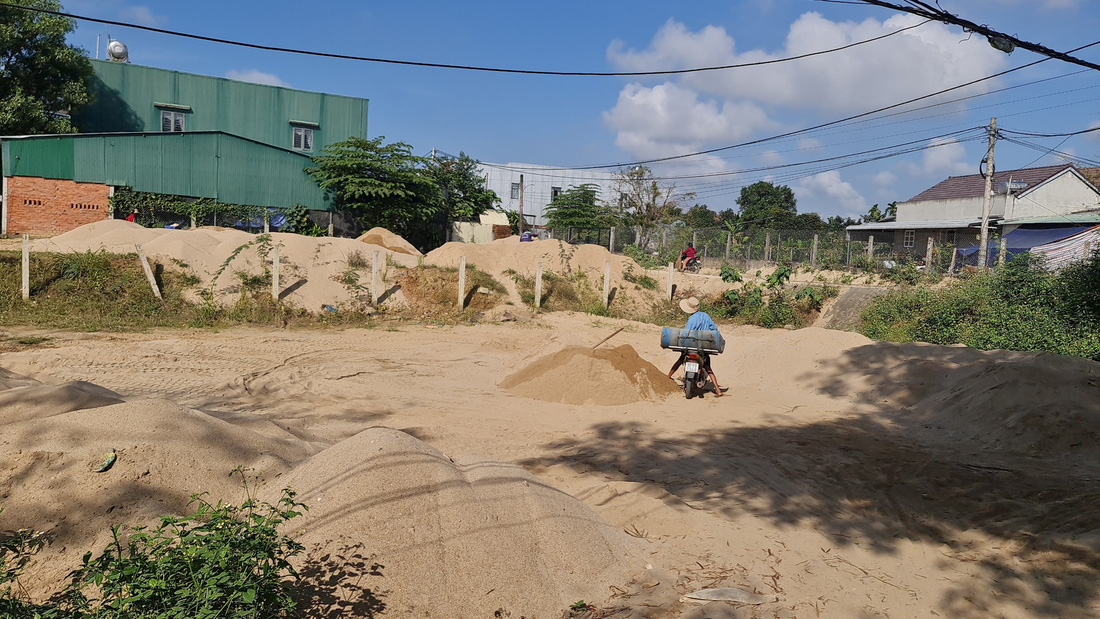 Nhiều vị trí trống trên đường dân sinh ở xã Tịnh Hà trở thành nơi chứa cát - Ảnh: TRẦN MAI