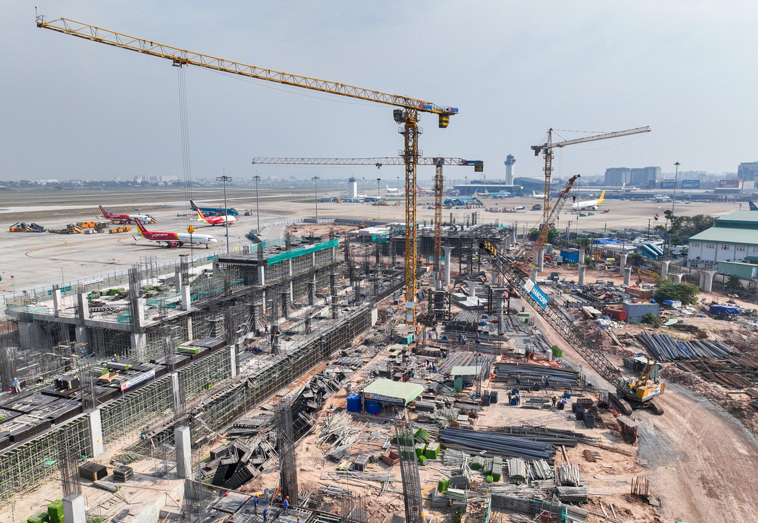 Dự án sẽ giúp kết nối trực tiếp với nhà ga T3 của Cảng hàng không quốc tế Tân Sơn Nhất với tuyến chính gồm 6 làn xe. Trong ảnh là công trình xây dựng nhà ga T3.