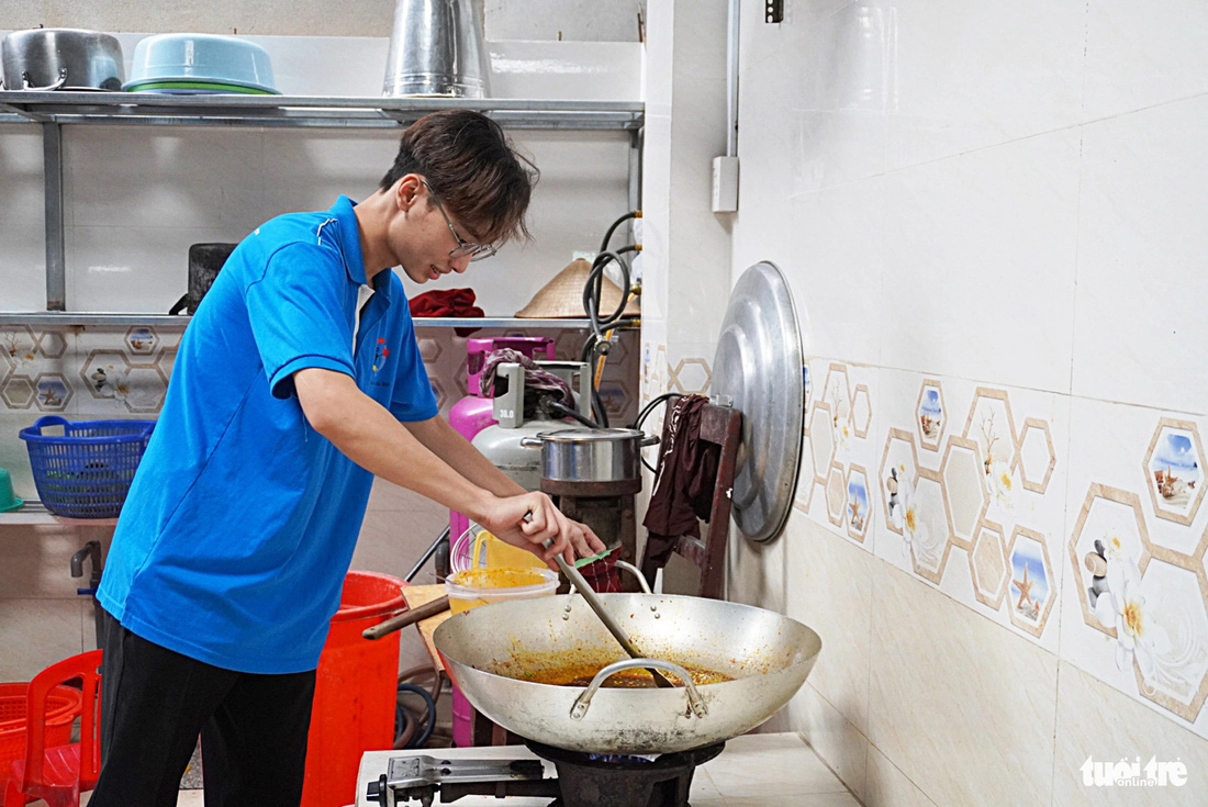 Nguyễn Đức Lập (sinh viên năm 3 ngành khoa học máy tính, Trường ĐH Công nghệ thông tin) chuẩn bị bữa tối cho người nghèo