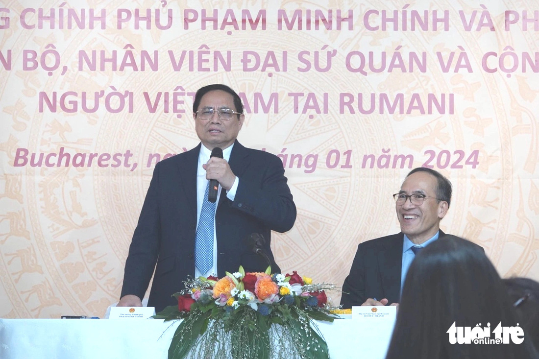 Thủ tướng Phạm Minh Chính chia sẻ tại cuộc gặp kiều bào ở Bucharest chiều tối 20-1 giờ địa phương - Ảnh: QUỲNH TRUNG 