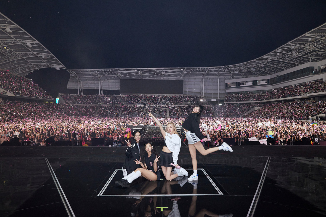 Blackpink cùng người hâm mộ trong concert tại Los Angeles - Ảnh: YG