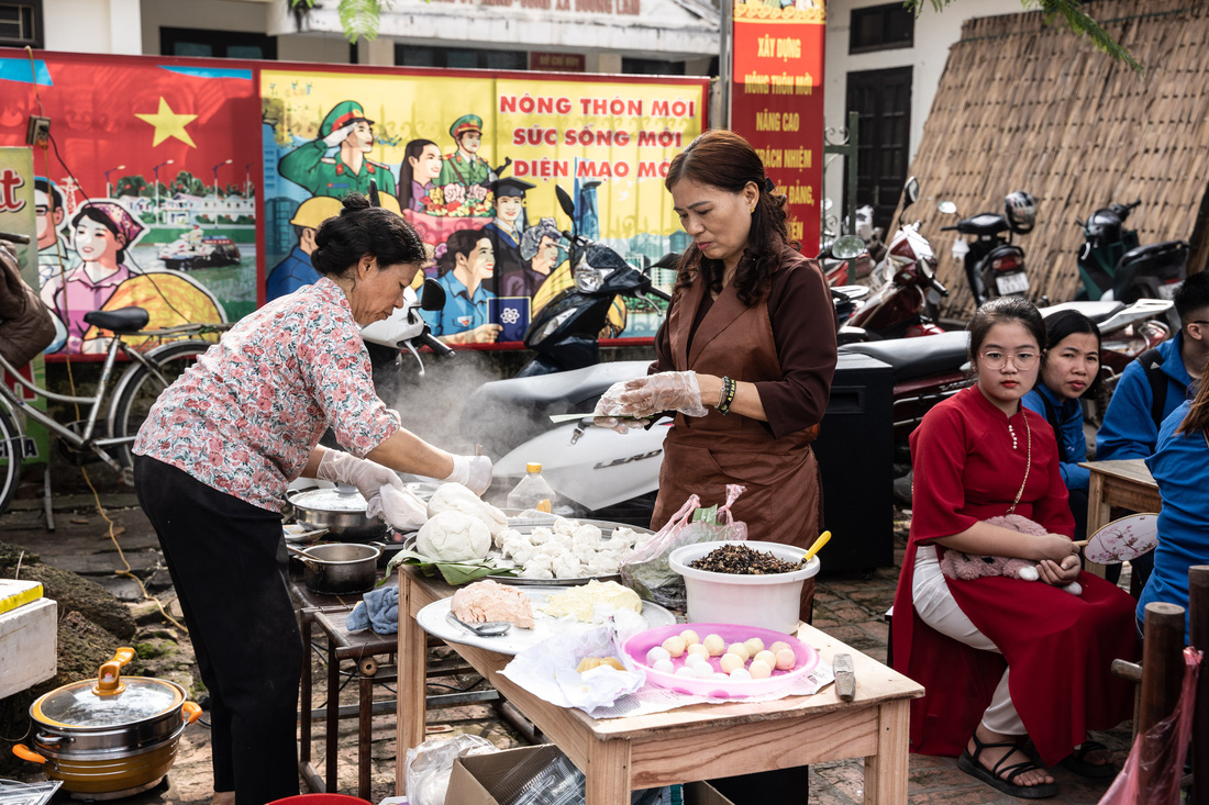 Các món bánh truyền thống cũng được bà con Đường Lâm mang ra mời du khách - Ảnh: BTC
