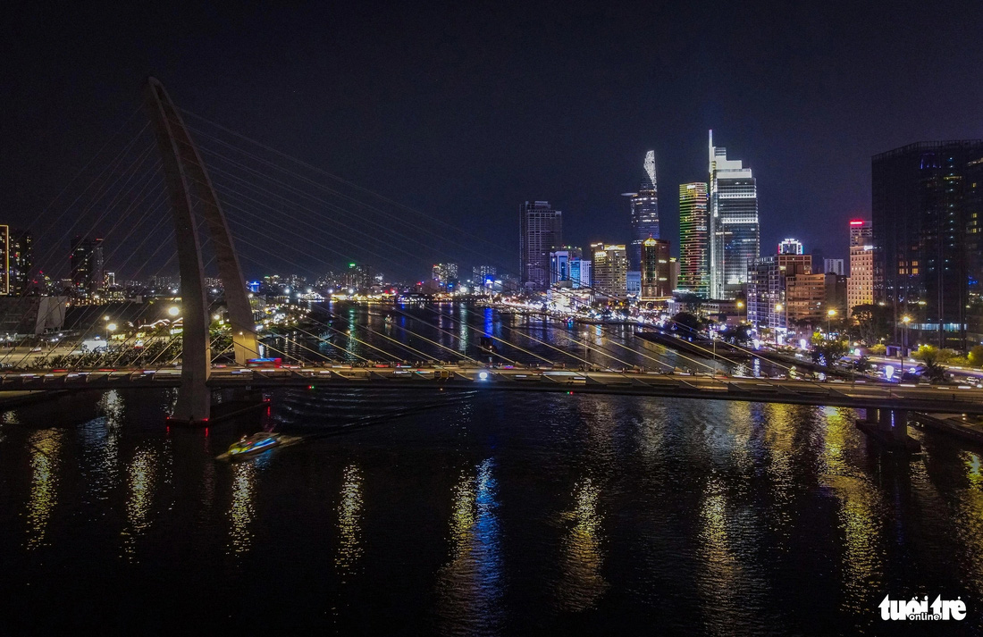Nhiều người dân khi đứng dọc bờ sông Sài Gòn mong muốn chụp được tấm ảnh hướng về phía cây cầu này lộng lẫy về đêm. Tuy nhiên, hiện nay cầu Ba Son mỗi tối chỉ xuất hiện với vài ánh đèn đường lấp ló, họ hy vọng có một khung cảnh lung linh hơn thế - Ảnh: CHÂU TUẤN