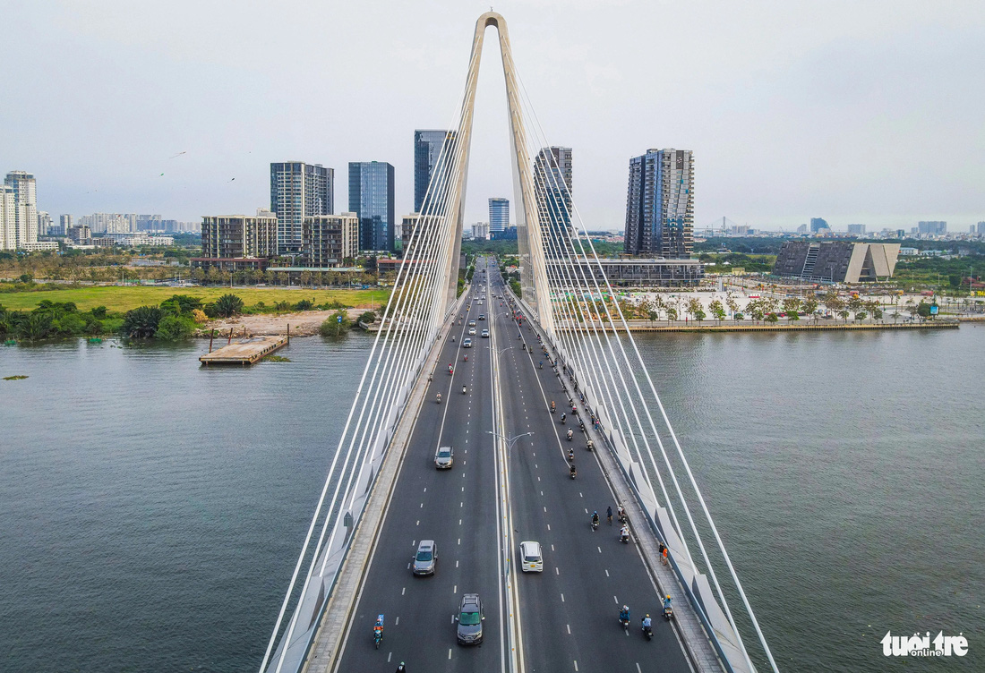 Vào ban ngày, cầu Ba Son hiện rõ trên sông Sài Gòn (nối liền khu đô thị Thủ Thiêm và trung tâm TP.HCM). Từ khi có cây cầu này, giao thông khu vực cũng thông thoáng hơn và TP.HCM có thêm một công trình giao thông tạo điểm nhấn - Ảnh: CHÂU TUẤN