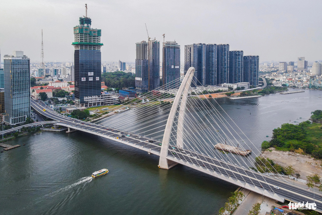 Ở hướng ngược lại, cầu Bà Son cũng hiện lên sừng sững trên sông Sài Gòn. Vào ban ngày, nơi đây được nhiều người dân TP.HCM và du khách đến thưởng lãm, chụp ảnh - Ảnh: CHÂU TUẤN