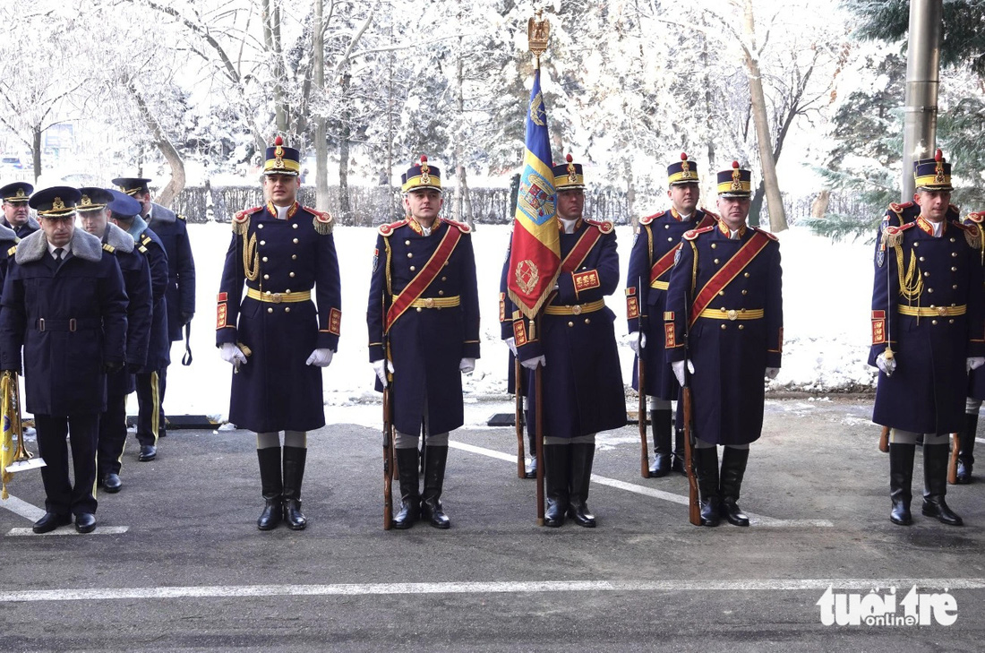 Đội danh dự tại lễ đón Thủ tướng Phạm Minh Chính ở Cung điện Victoria - Ảnh: Q.TR.