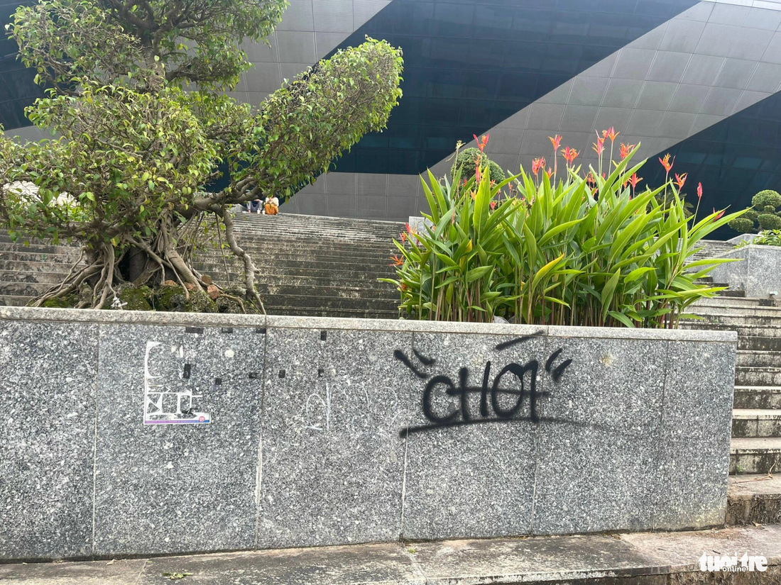 Tường đá trước Cung thể thao Tiên Sơn cũng bị bôi bẩn - Ảnh: CHÁNH BIN