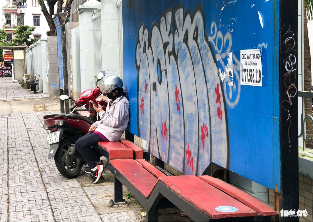 Điểm chờ xe buýt trên đường Lê Duẩn, đối diện Đại học Đà Nẵng không tránh khỏi tình trạng vẽ bậy và dán tờ rơi - Ảnh: MINH NGUYỆT