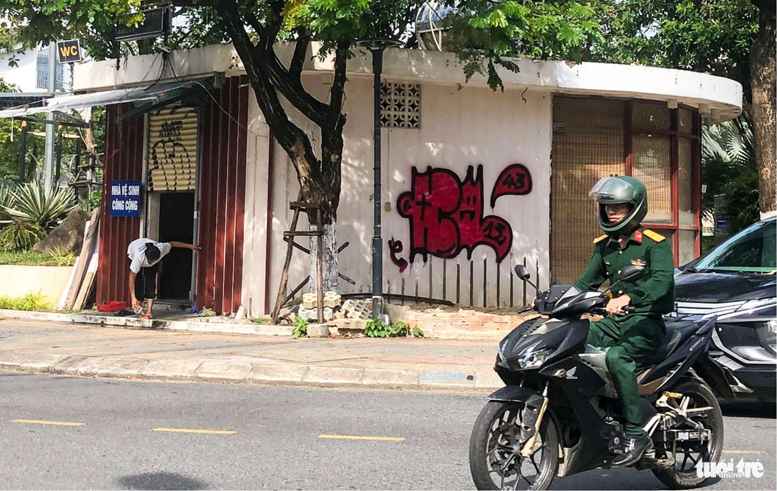 Tường nhà vệ sinh công cộng đoạn ngã 4 giao nhau giữa đường Yên Bái và đường Nguyễn Thái Học với hình vẽ graffiti nổi bật - Ảnh: MINH NGUYỆT