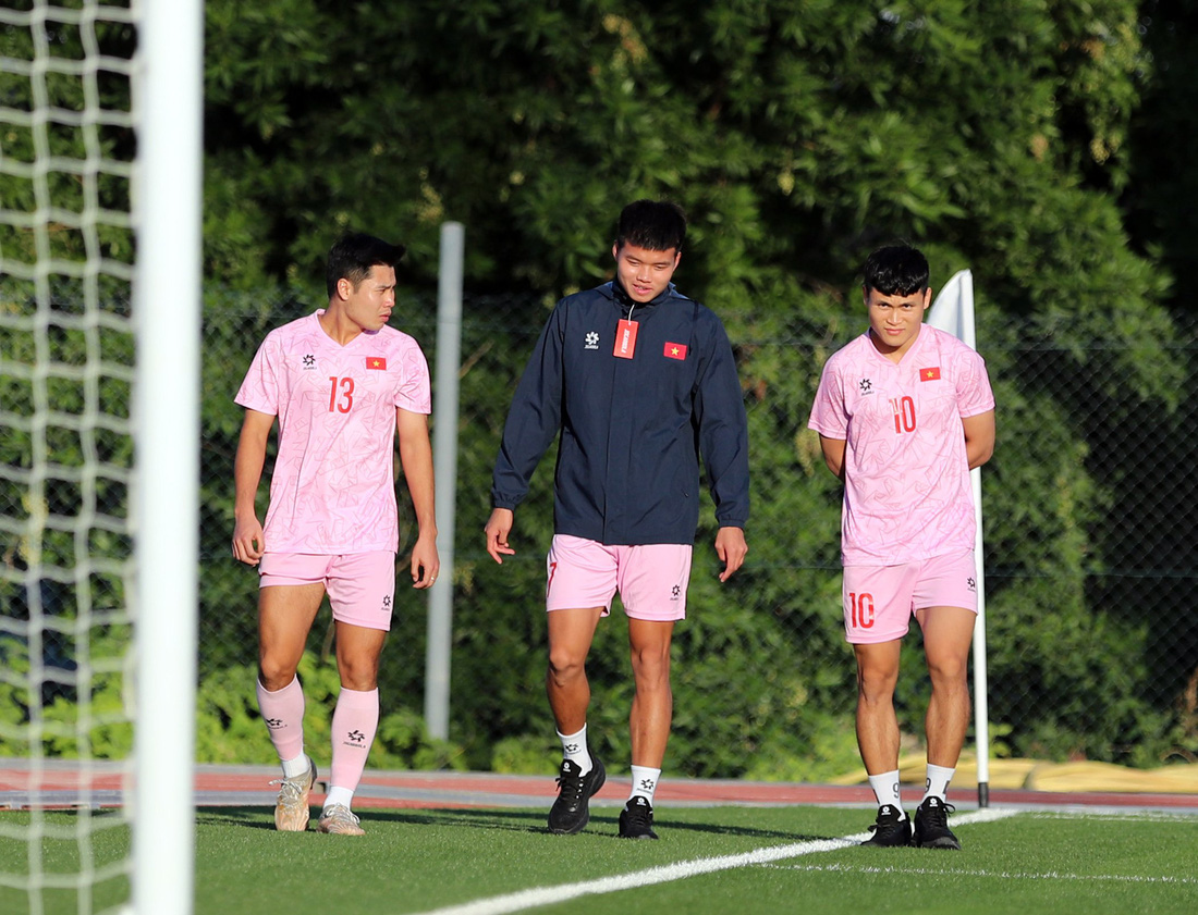 Ba cầu thủ phải tập hồi phục (từ trái qua) Trương Tiến Anh, Nguyễn Văn Tùng, Phạm Tuấn Hải - Ảnh: HOÀNG TUẤN