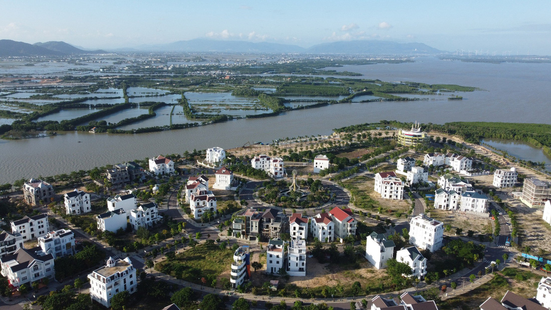 Một góc đầm Thị Nại nhìn từ TP Quy Nhơn - Ảnh: LÂM THIÊN