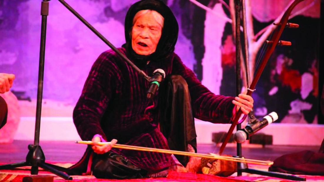Cụ Hà Thị Cầu trong lần biểu diễn cuối cùng tại Hà Nội năm 2011 - Ảnh: HOÀNG ĐIỆP
