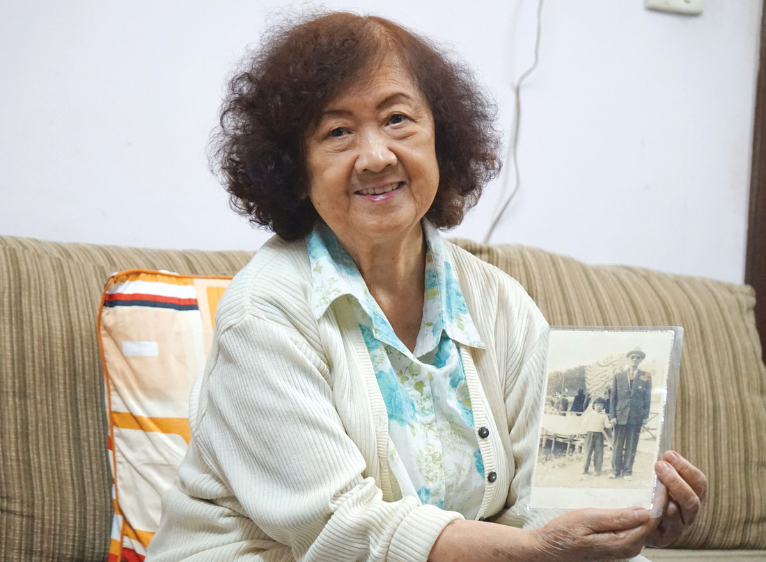 Bà Trần Kim Chi với bức ảnh chụp bà và ông nội đứng trên Tháp Rùa, trước cầu Rồng - Ảnh: T. ĐIỂU