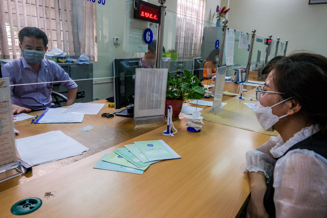 Người dân làm thủ tục tại Bảo hiểm xã hội quận Hoàng Mai, Hà Nội - Ảnh: NAM TRẦN