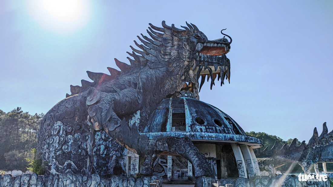 Rồng khổng lồ ở Huế tại công viên nước hồ Thủy Tiên - Ảnh: N.L.