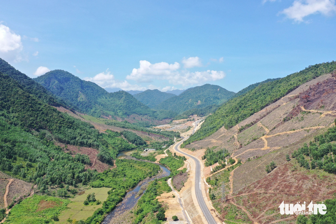 Tuyến Hòa Liên - La Sơn dài 66km đi qua khu vực núi non trùng điệp - Ảnh: TRƯỜNG TRUNG