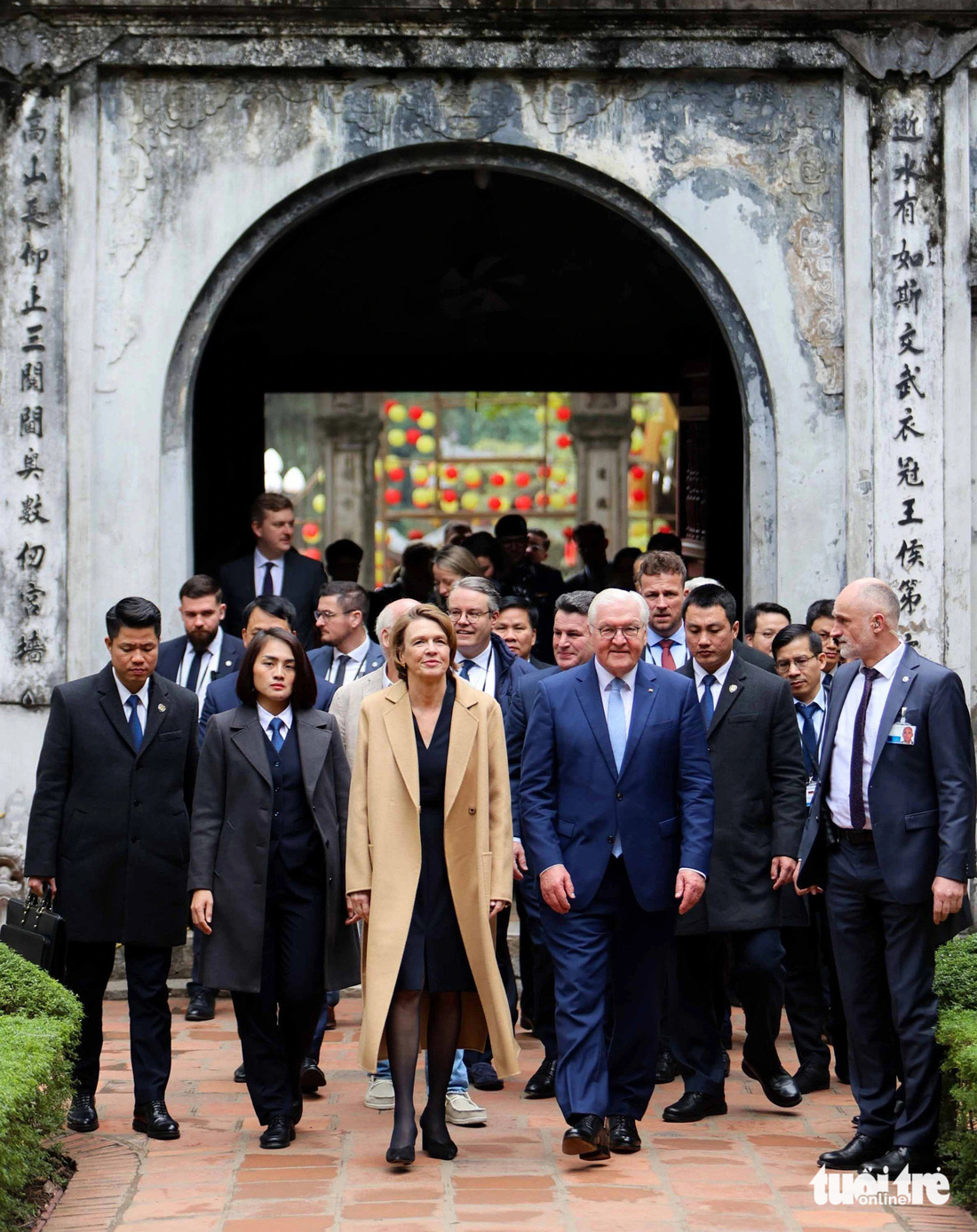 Tổng thống Đức Frank-Walter Steinmeier và phu nhân sải bước trong Khu Nhập Đạo, một trong các khu thuộc di tích Văn Miếu - Quốc Tử Giám - Ảnh: NGUYỄN KHÁNH