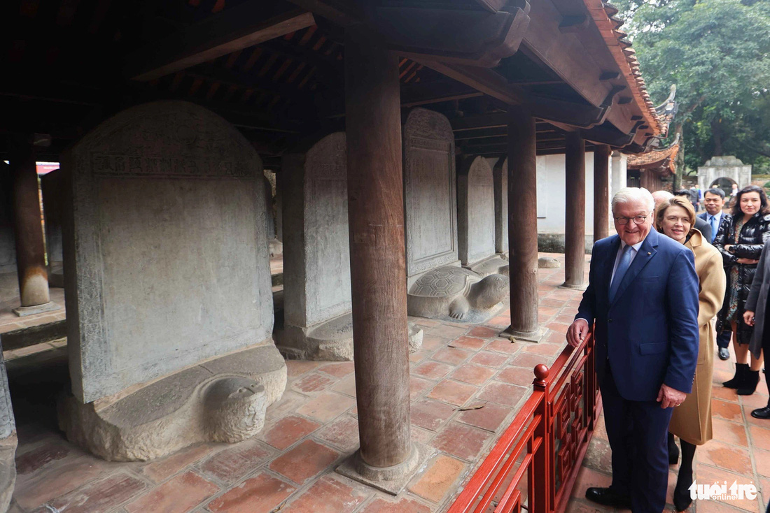 Tổng thống Đức Frank-Walter Steinmeier và phu nhân thăm hàng bia tiến sĩ. Nơi đây có 82 bia tiến sĩ thuộc nhiều triều đại phong kiến ở Việt Nam, thể hiện tinh thần trọng dụng nhân tài của nước Việt. Năm 2011, UNESCO đã phê duyệt, đưa 45 di sản tư liệu của nhiều nước trên thế giới, trong đó có bia tiến sĩ tại Văn Miếu - Quốc Tử Giám, vào danh sách Ký ức thế giới UNESCO - Ảnh: NGUYỄN KHÁNH