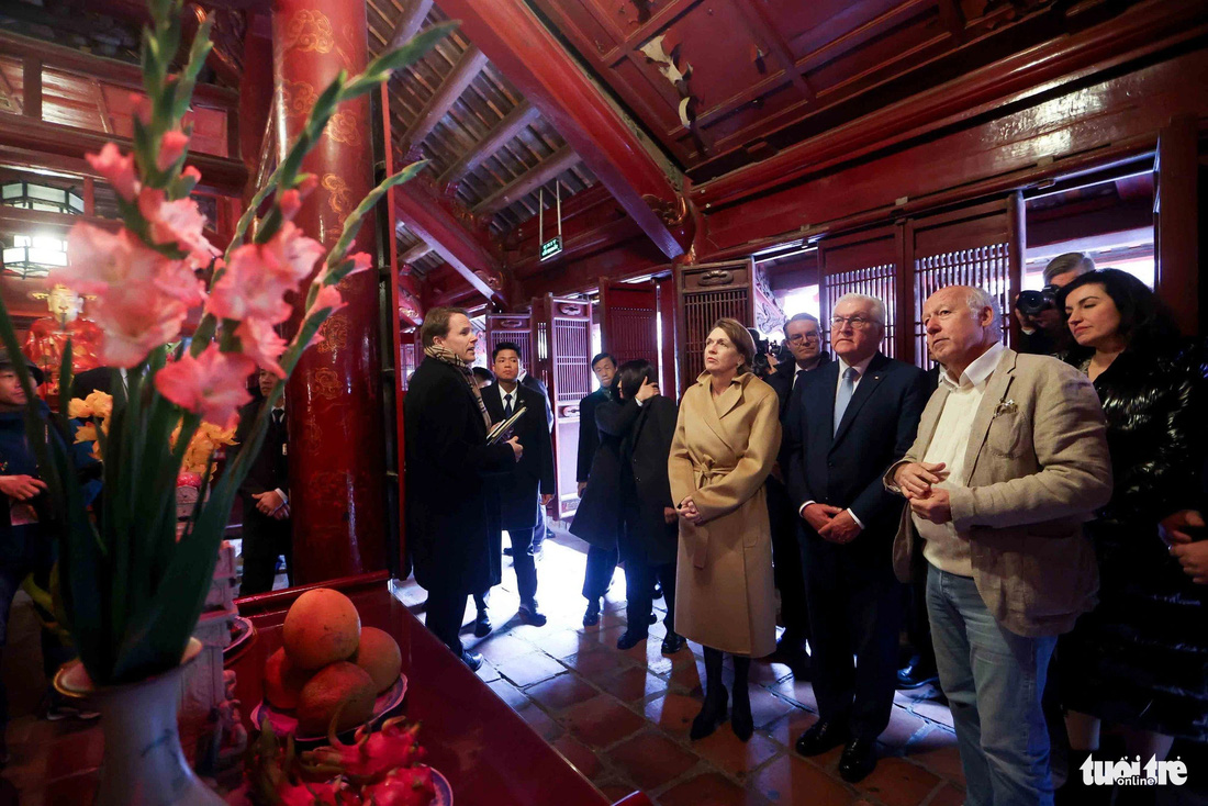 Tổng thống Đức Frank-Walter Steinmeier và phu nhân nghe giới thiệu về một ban thờ trong Văn Miếu - Quốc Tử Giám - Ảnh: NGUYỄN KHÁNH