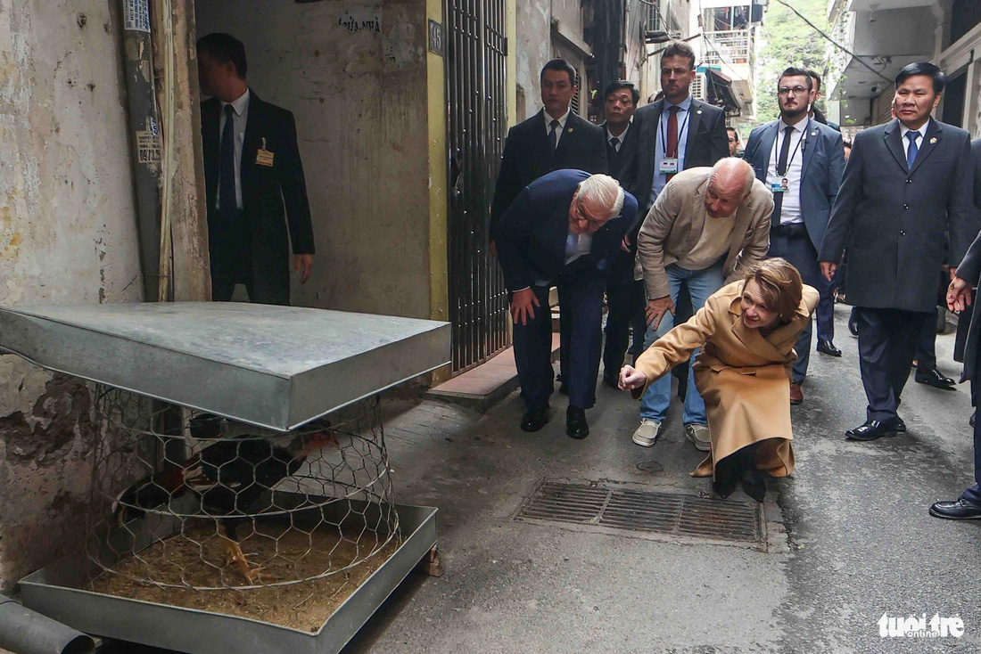 Vợ chồng nguyên thủ quốc gia Đức thích thú khi nhìn thấy một chiếc lồng gà đặt bên đường - Ảnh: NGUYỄN KHÁNH