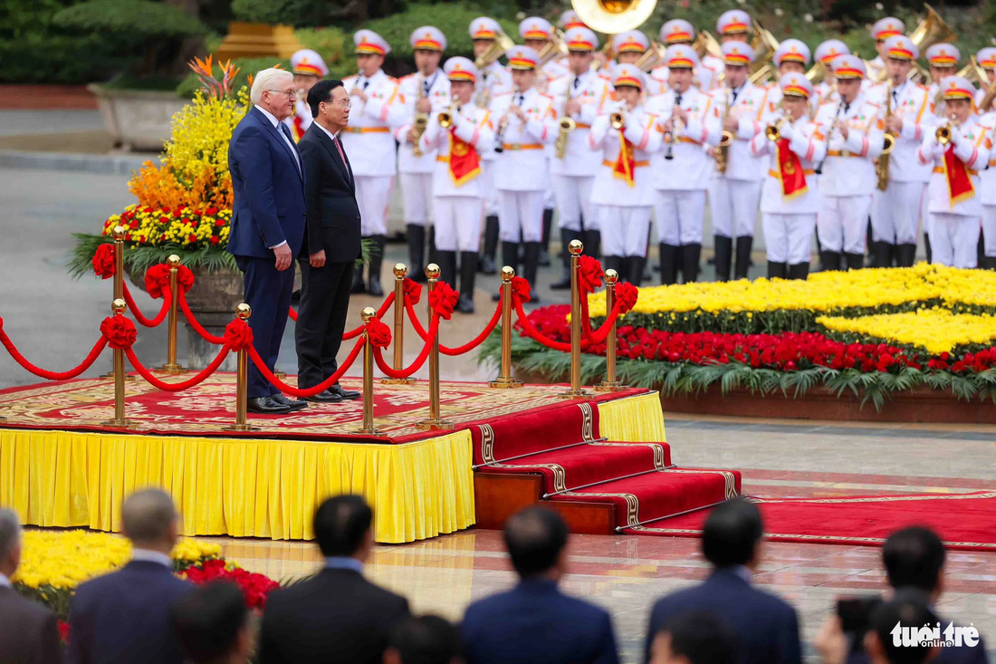 Hai nhà lãnh đạo thực hiện nghi thức chào cờ trong lễ đón - Ảnh: NGUYỄN KHÁNH