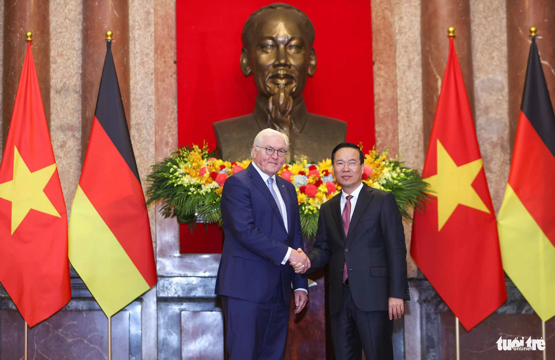 Chủ tịch nước Võ Văn Thưởng bắt tay Tổng thống Đức Frank-Walter Steinmeier bên trong Phủ Chủ tịch sau lễ đón - Ảnh: NGUYỄN KHÁNH