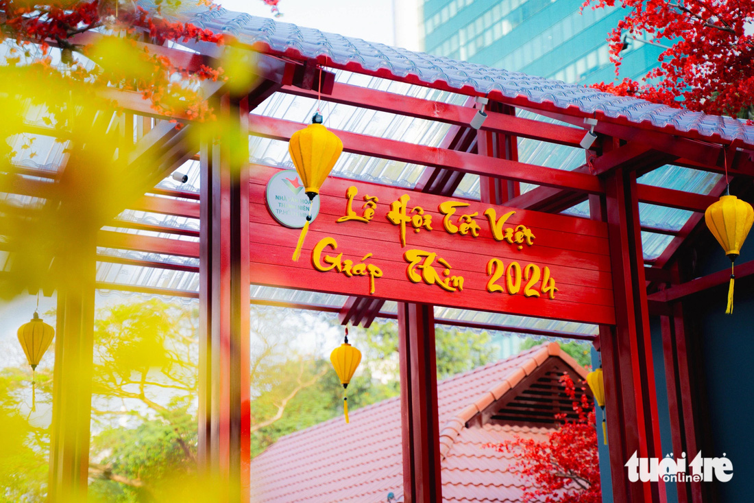 Cổng chào hoành tráng tại Lễ Hội Tết Việt Giáp Thìn 2024 đã được dựng lên sẵn sàng chào đón người dân đến đón xuân - Ảnh: THANH HIỆP
