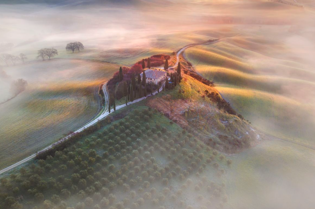 Nhiếp ảnh gia AndreJa Ravnak giành được danh hiệu cao nhất của cuộc thi với tác phẩm chụp ngọn đồi Tuscan (Ý) trong màn sương mờ ảo 