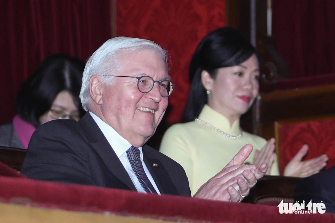 Tổng thống Đức Frank-Walter Steinmeier và phu nhân Chủ tịch nước Võ Văn Thưởng thích thú nghe jazz - Ảnh: NGUYỄN KHÁNH