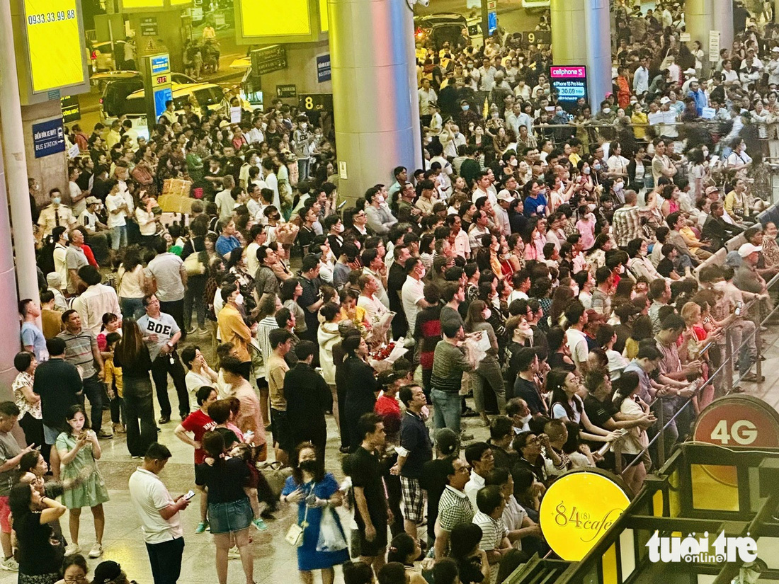 Dù chưa bước vào thời gian sôi động đón Việt kiều nhưng ga quốc tế Tân Sơn Nhất đã chật ních người vào giữa đêm - Ảnh: CÔNG TRUNG