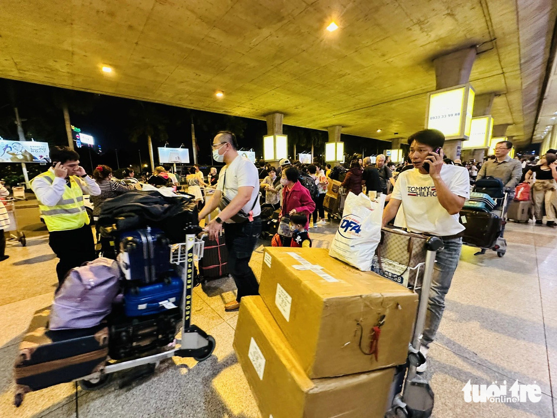 Việc đón người thân, đặc biệt là Việt Kiều, ở sân bay Tân Sơn Nhất trong dịp Tết có thể mang lại những cảm xúc đặc biệt và hứng khởi - Ảnh: CÔNG TRUNG