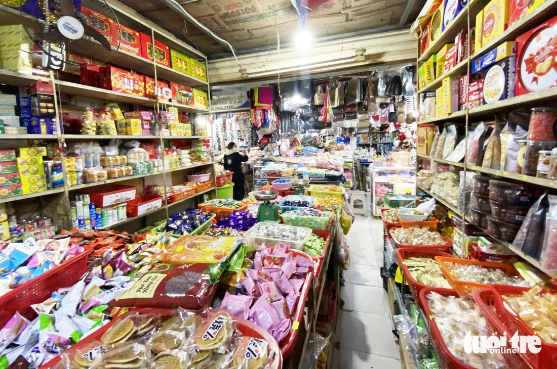 Cận Tết nhưng chợ Vĩnh Điện (Điện Bàn, Quảng Nam) rất vắng khách mua sắm Tết - Ảnh: THÁI BÁ DŨNG