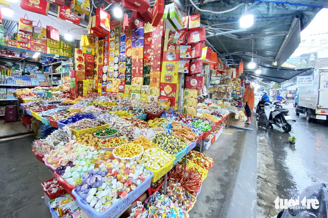Tình trạng vắng khách mua cũng xảy ra ở các cửa hàng bán bánh kẹo Tết tại chợ thương mại Tam Kỳ - Ảnh: LÊ TRUNG