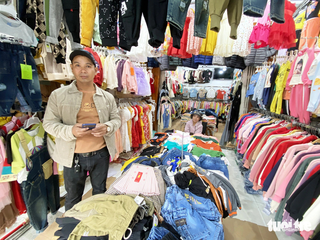 Cửa hàng bán quần áo của anh Chí ngóng trông khách - Ảnh: LÊ TRUNG