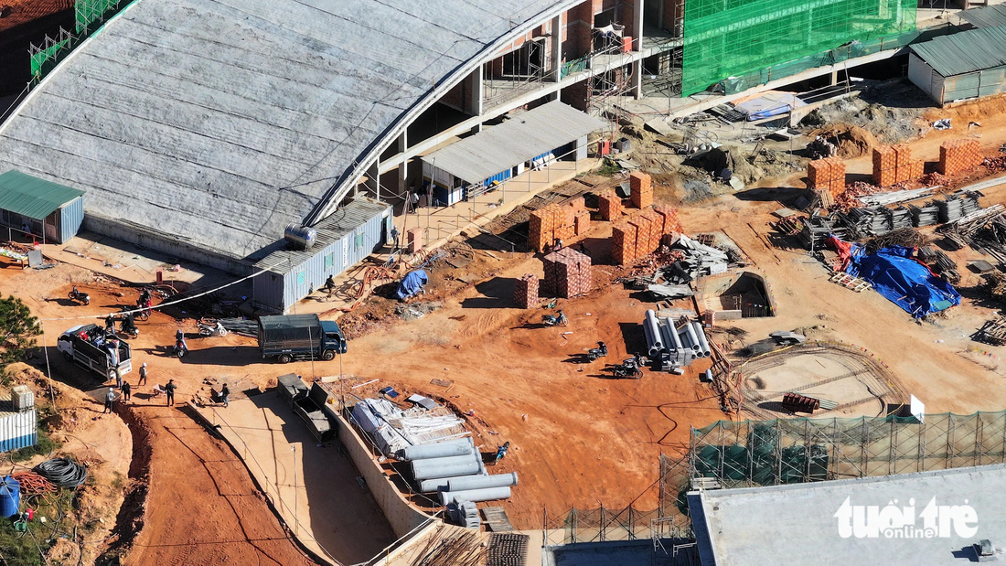 Tháng 1-2024, hoạt động xây dựng trong Đồi Cù Đà Lạt đã dừng lại. Công nhân di dời đồ đạc ra khỏi công trình - Ảnh: M.V.