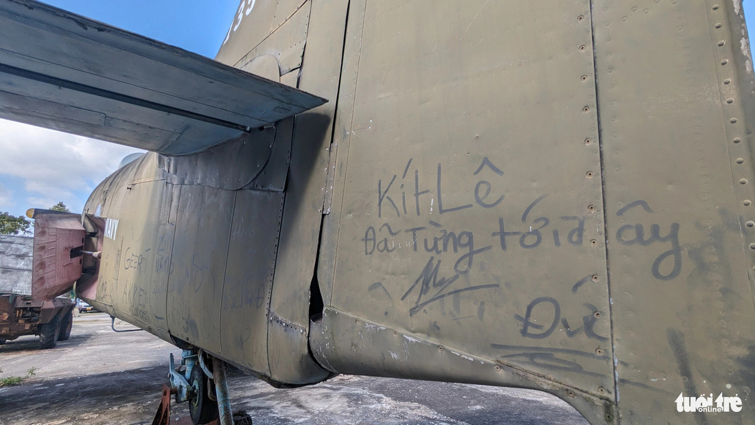 Những nét vẽ bậy trên thân máy bay AD-6 từng tham chiến tại chiến trường Việt Nam - Ảnh: NHẬT LINH