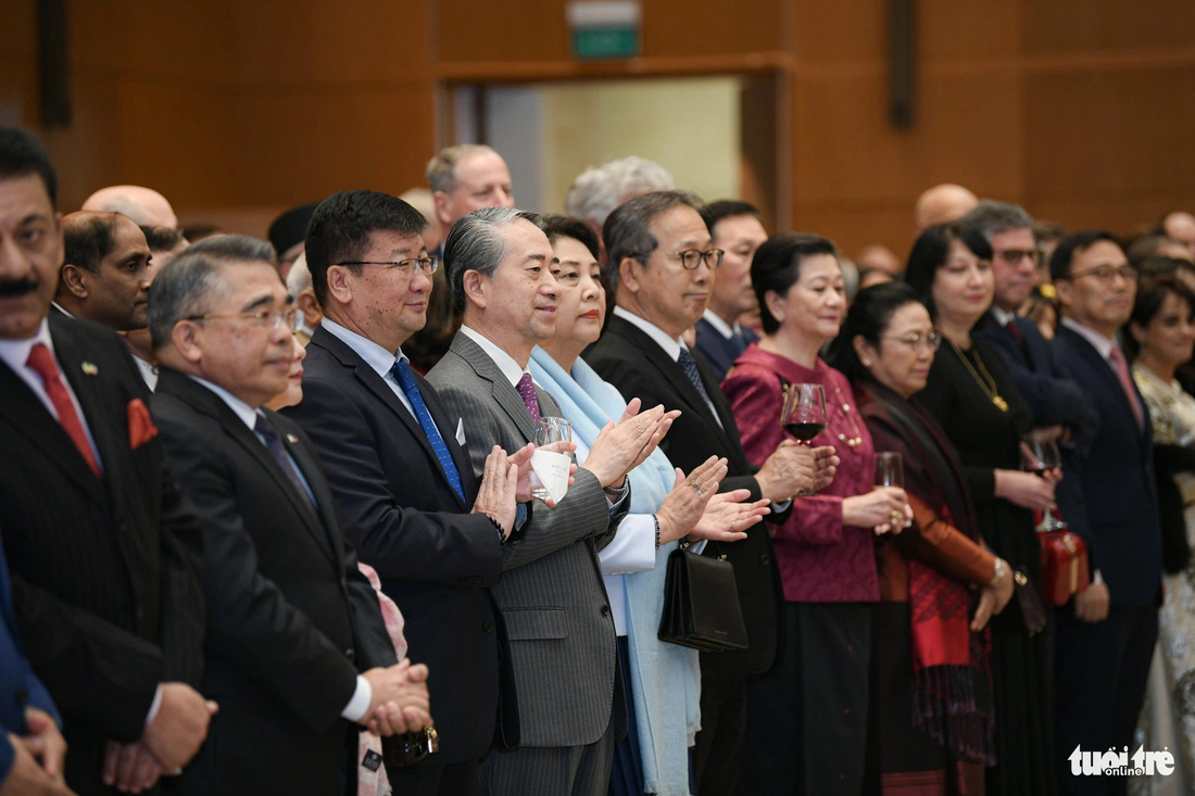 Bài phát biểu của Thủ tướng Phạm Minh Chính nhận được sự hoan nghênh của các nhà ngoại giao nước ngoài - Ảnh: NAM TRẦN
