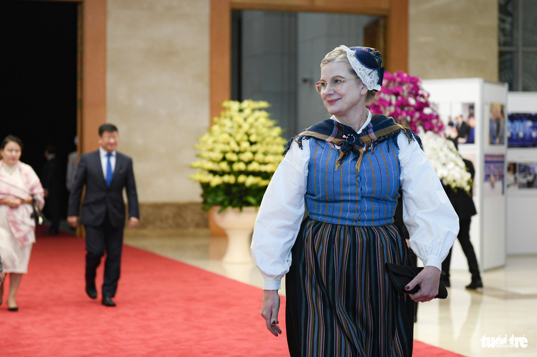Đại sứ Thụy Điển tại Việt Nam Ann Måwe gây ấn tượng khi mặc trang phục truyền thống đến tiệc chiêu đãi - Ảnh: NAM TRẦN