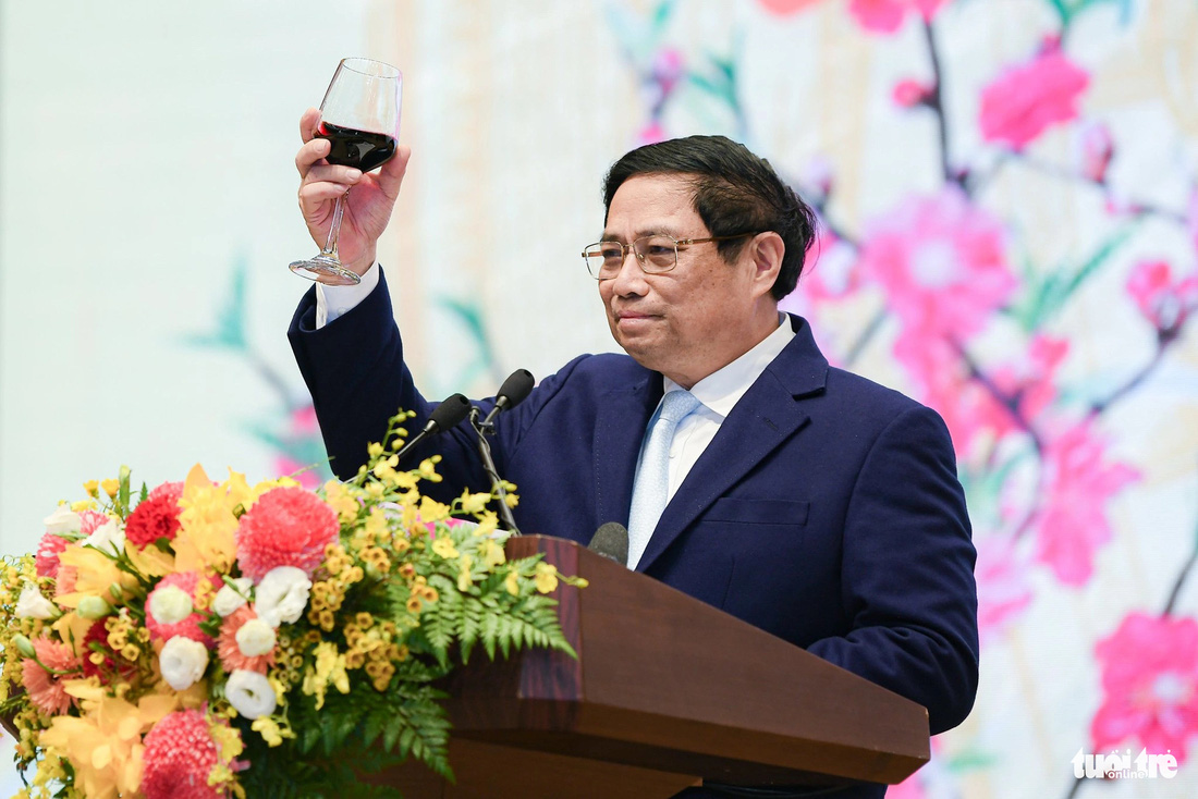Thủ tướng Phạm Minh Chính nâng ly với các quan khách tại tiệc chiêu đãi - Ảnh: NAM TRẦN