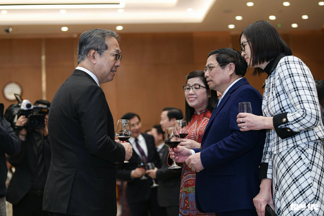 Thủ tướng Phạm Minh Chính và phu nhân trò chuyện với Đại sứ Nhật Bản tại Việt Nam Yamada Takio - Ảnh: NAM TRẦN