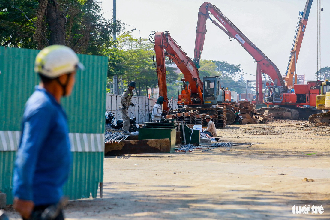 Phía bên trong rào chắn ở nút giao Nguyễn Văn Linh - Nguyễn Hữu Thọ, đơn vị thi công hầm chui này cũng đang tăng tốc xây dựng - Ảnh: CHÂU TUẤN