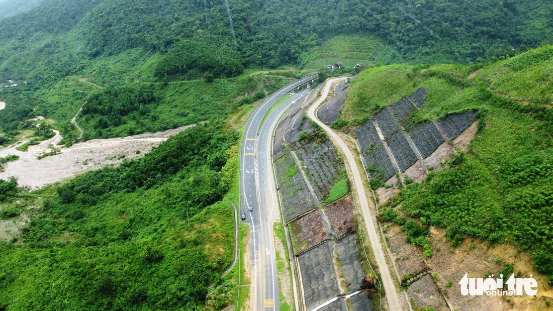 Tuyến cao tốc La Sơn  - Túy Loan có địa hình phức tạp, nhiều đoạn đường cong - Ảnh: ĐOÀN CƯỜNG