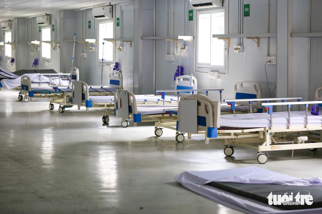 Sau khi hoàn thành sứ mệnh lịch sử, Bệnh viện dã chiến số 13 im lìm vắng bóng người, chỉ còn một khoảng trống mênh mông với giường và các trang thiết bị y tế - Ảnh: PHƯƠNG QUYÊN   