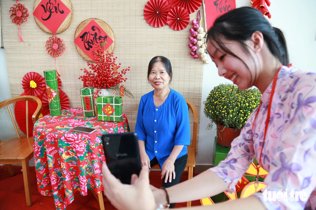 Tình nguyện viên Phương Thảo (sinh viên Trường đại học Kinh tế Đà Nẵng) cho biết tham gia Xuân yêu thương cùng bệnh nhân ung thư, cô cảm nhận cuộc sống mình có ý nghĩa khi góp được chút sức trẻ giúp đỡ người bệnh - Ảnh: ĐOÀN NHẠN